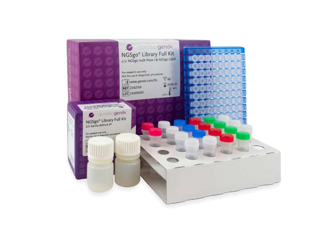 NGSgo Library Full Kit by GenDx avec des flacons de réactifs, des tubes à code couleur, une plaque PCR et un emballage pour les flux de travail de préparation des librairies NGS.